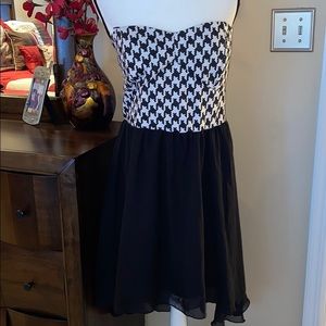 Deb | Houndstooth strapless dress